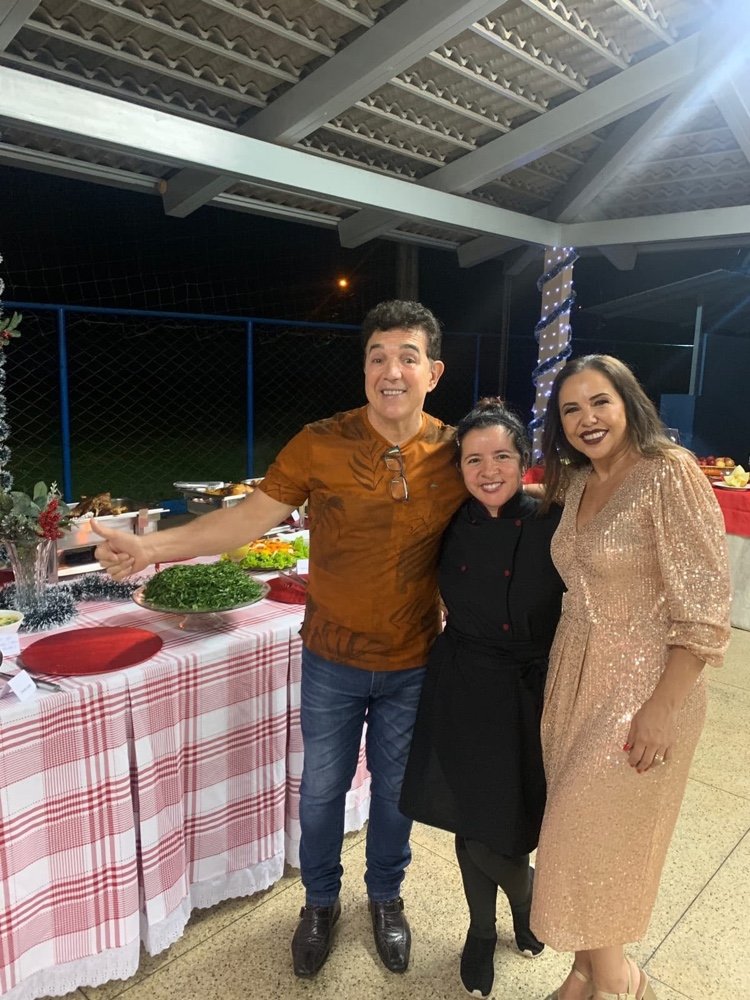 Buffet quente assinado pela Chef Leidiane
